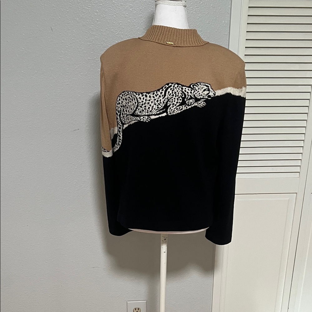 St. John Sport Sweater – Cheetah Detail - Picture 5 of 8